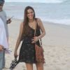 Bruna Marquezine faz caras e bocas nas gravações de ‘Em Família’ em praia do Rio