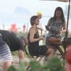 Bruna Marquezine faz caras e bocas nas gravações de ‘Em Família’ em praia do Rio