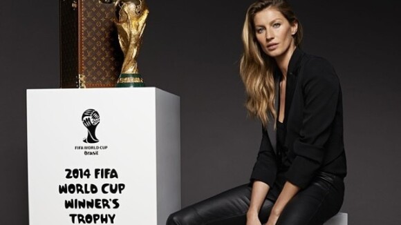 Gisele Bündchen aparece pela primeira vez com taça da Copa do Mundo