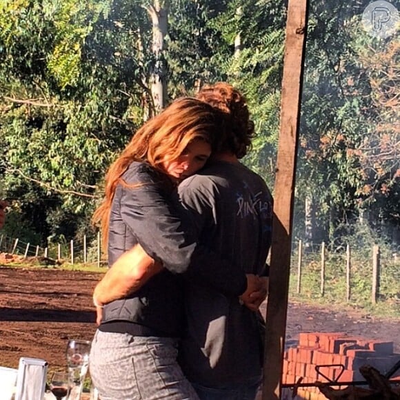 Cristiana Oliveira publica foto abraçada com Marcelo horelja: 'Melhor abraço do mundo'