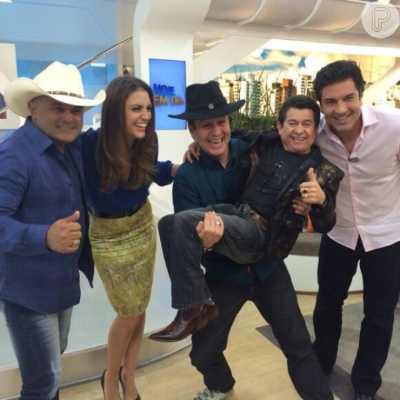 Rionegro & Solimões com o trio de apresentadores do 'Hoje em Dia'