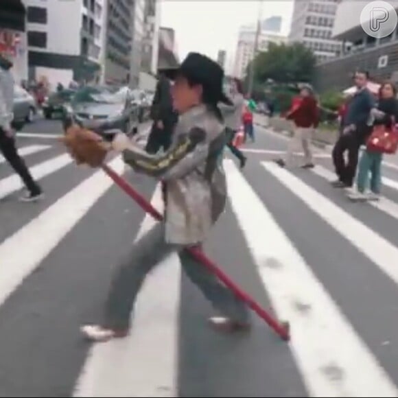 No novo clipe da dupla, Solimões andou de cavalinho de pau na Avenida Paulista