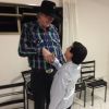 Solimões pede 'benção' a Sergio Reis, ressaltando a diferença de altura