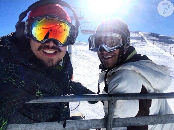 Caio Castro tira foto ao lado de amigo em estação de esqui no Chile