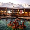 Caio Castro toma banho de piscina com amigos no Chile