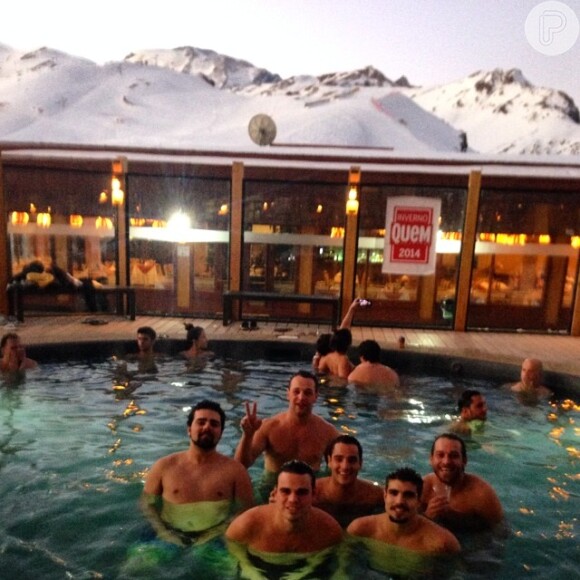 Caio Castro toma banho de piscina com amigos no Chile
