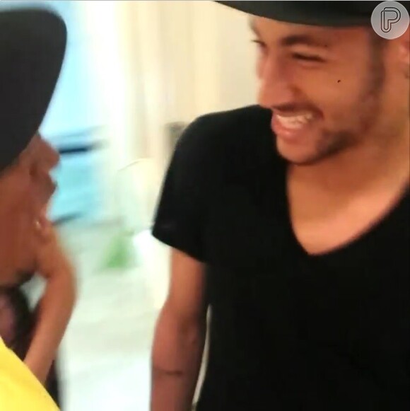 Neymar brinca com Mc Nego do Borel em folga da Seleção Brasileira