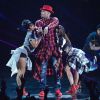 Chris Brown faz sua primeira apresentação após sair da cadeia