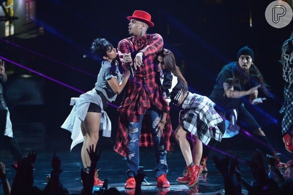 Chris Brown faz sua primeira apresentação após sair da cadeia