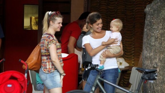 Sophie Charlotte brinca com a filha de Carolinie Figueiredo em passeio no Rio