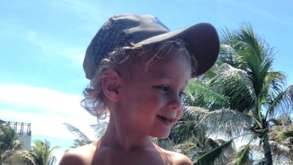 Filho de Neymar, Davi Lucca vai a parque aquático com a mãe, Carol Dantas