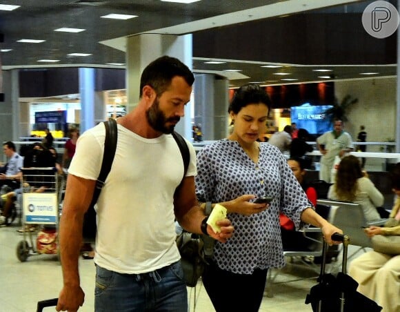 Kyra Gracie escolheu uma calça preta e uma blusa soltinha para embarcar no aeroporto Santos Dumont, no Rio de Janeiro