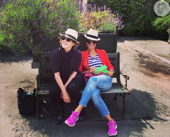 Bárbara Paz viaja com amiga Luciana Piza para Londres (2 de julho de 2014)