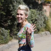 Miley Cyrus usa short curto demais para visitar amigo em Los Angeles, nos EUA