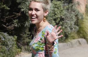 Miley Cyrus usa short curto demais para visitar amigo em Los Angeles, nos EUA