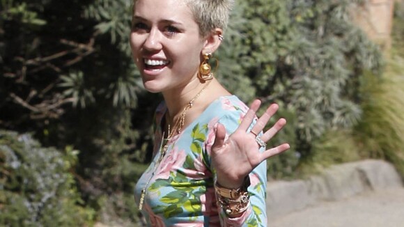 Miley Cyrus usa short curto demais para visitar amigo em Los Angeles, nos EUA