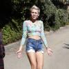 Miley Cyrus deixa a barriguinha de fora e vai para de um amigo, em Los Angeles, nos Estados Unidos