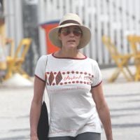 Christiane Torloni caminha sozinha na orla da Barra da Tijuca, no Rio de Janeiro