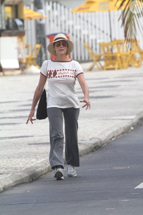 Christiane Torloni é flagrada caminhando na orla da Barra da Tijuca, no Rio