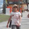 Com óculos e chapéu, Christiane Torloni caminha na orla carioca
