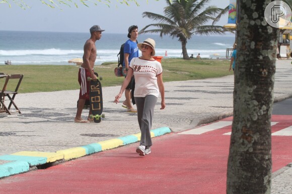 Christiane Torloni caminha na orla da Barra da Tijuca, na Zona Oeste do Rio de Janeiro (2 de julho de 2014)