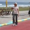 Christiane Torloni caminha sozinha na orla do Rio de Janeiro