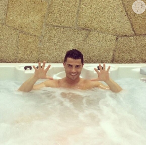Cristiano Ronaldo é famoso por exibir sem cerimônias suas vaidades; na foto postada por ele no Instagram, jogador da Seleção de Portugual toma banho em banheira