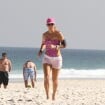 Aos 46 anos, Christine Fernandes exibe boa forma e se exercita em praia do Rio