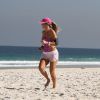 Christine Fernandes exibiu boa forma durante a corrida na praia