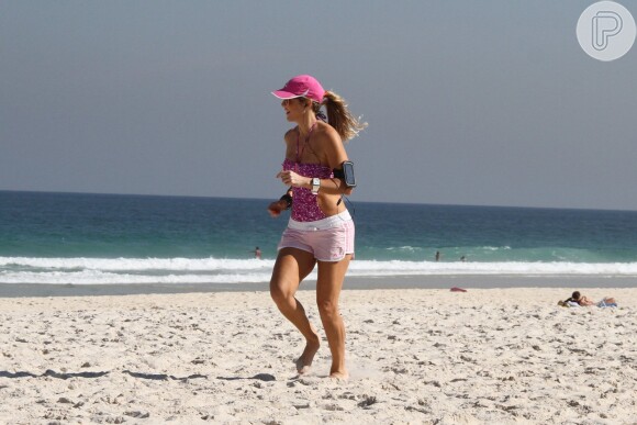 Christine Fernandes exibiu boa forma durante a corrida na praia