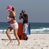 Christine Fernandes correu na areia da praia da Barra