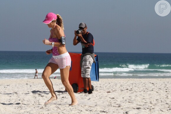 Christine Fernandes correu na areia da praia da Barra