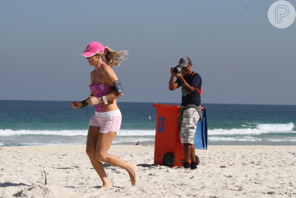 Christine Fernandes usou um maiô e um short curto para correr na areia