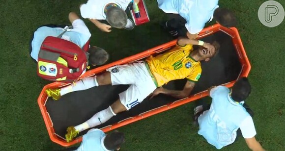 Neymar recebeu uma joelhada nas costas no jogo contra a Colômbia e saiu do campo de maca
