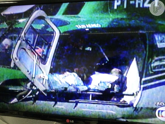 O jogador é colocado de maca dentro do helicóptero