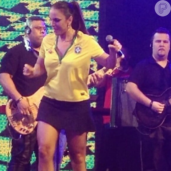 Ivete Sangalo começou o show no Rio com uma saia bem curtinha