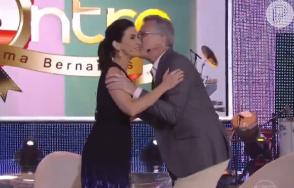 Fátima Bernardes recebe o carinho de Pedro Bial em programa ao vivo