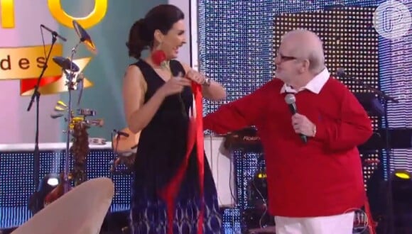 Fátima Bernardes desamarrou a fita do seu 'presente' Jô Soares e ainda ganhou uma rosa vermelha do amigo