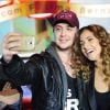 Daniela Mercury faz uma selfie com Bruno, vocalista da banda Malta