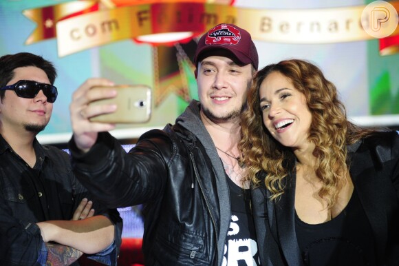 Daniela Mercury faz uma selfie com Bruno, vocalista da banda Malta