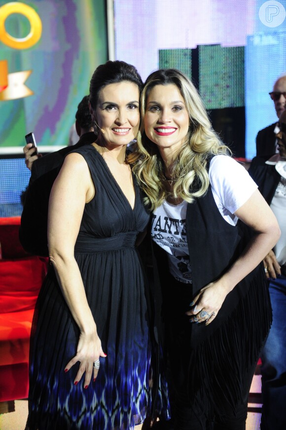 Fátima Bernardes posa com a atriz Flávia Alessandra nos bastidores do 'Encontro' nesta segunda-feira, 7 de julho de 2014