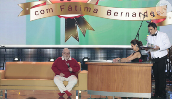 Fátima Bernardes recebe a missão, ao vivo, de entrevista o amigo Jô Soares ao estilo 'Programa do Jô'