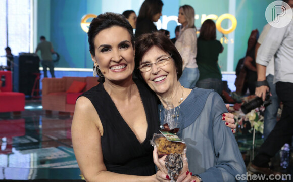 Fátima Bernardes recebe o carinho de sua mãe, Eunice, no programa 'Encontro' na manhã desta segunda-feira, 7 de julho de 2014