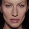 Gisele Bündchen empresa rosto para apresentar baú da taça da Copa do Mundo em vídeo divulgado pela Louis Vuitton (9 de julho de 2014)