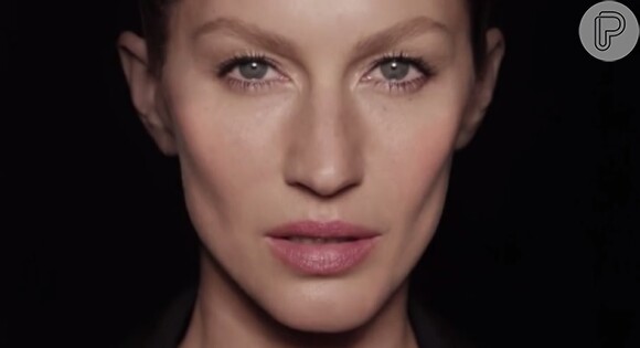 Gisele Bündchen empresa rosto para apresentar baú da taça da Copa do Mundo em vídeo divulgado pela Louis Vuitton (9 de julho de 2014)