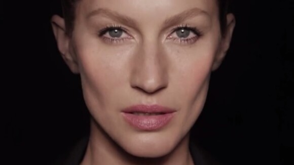 Gisele Bündchen estrela vídeo da Louis Vuitton que apresenta baú da taça da Copa