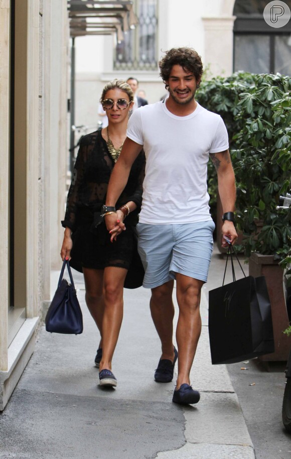 Longe da Copa, Alexandre Pato foi flagrado passeando por Milão com a namorada, Sophia Mattar