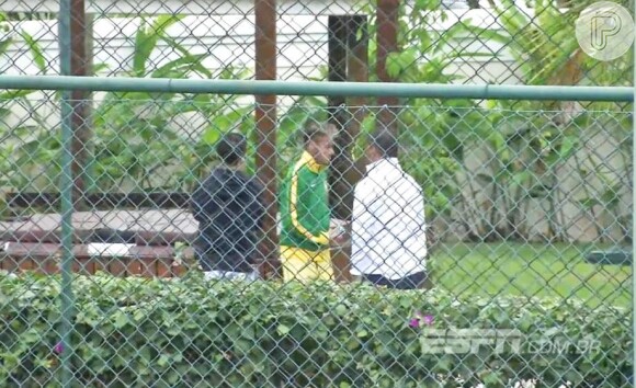 Nas imagens, Neymar aparece encostado em um quiosque conversando com o pai e um amigo