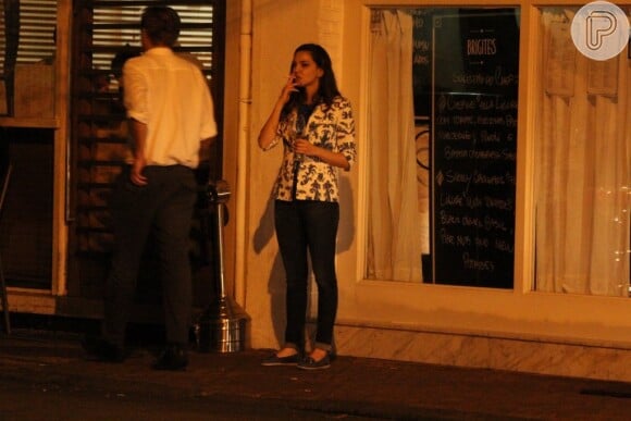 Tainá Müller é flagrada fumando e bebendo vinho na frente de restaurante no Leblon, Zona Sul do Rio