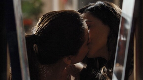 'Em Família': Clara e Marina se beijam ao comemorar bênção da família
